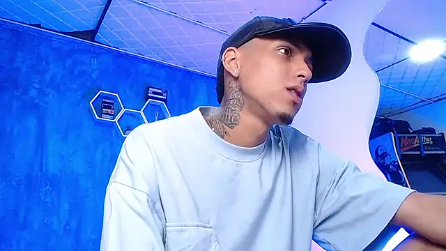 Snapshot of Liam_lee chatting on 02-18-25, 04:14 Liam lee online show from 02-18-25, 04:14