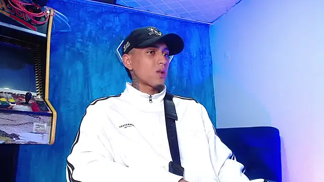 Snapshot of Liam_lee chatting on 02-04-25, 12:55 Liam lee online show from 02-04-25, 12:55