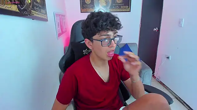 Snapshot of TylerWhite_ chatting on 03-18-25, 02:40 TylerWhite online show from 03-18-25, 02:40