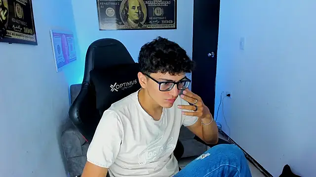 Snapshot of TylerWhite_ chatting on 03-01-25, 02:48 TylerWhite online show from 03-01-25, 02:48