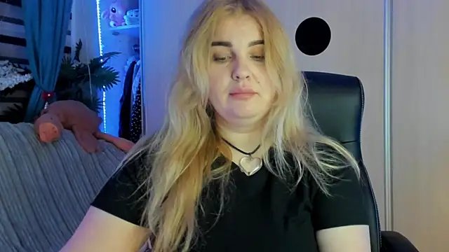 CoraSwon online show from 02-12-26, 06:40