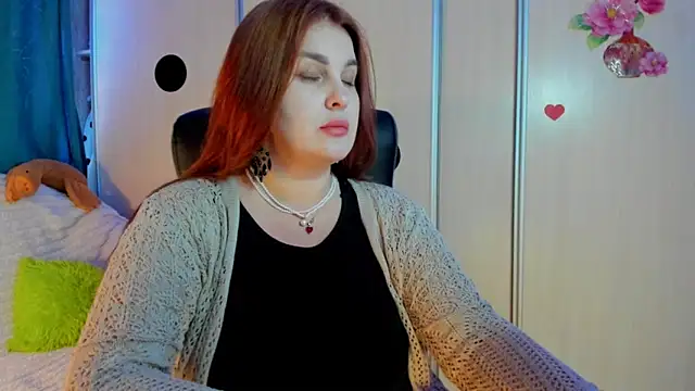 CoraSwon online show from 06-18-26, 04:12