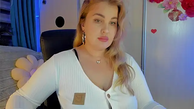 CoraSwon online show from 12-05-25, 04:38