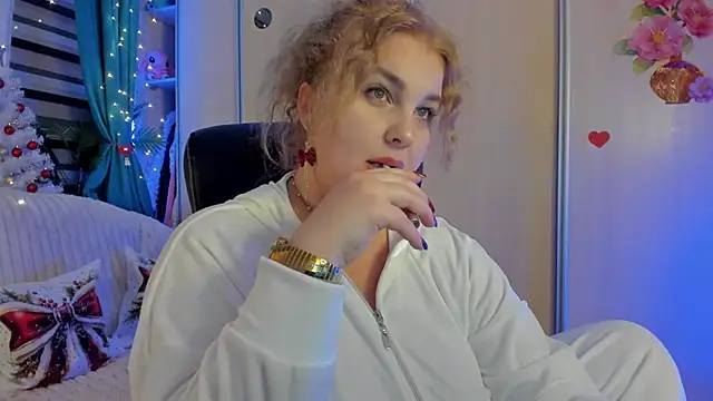 CoraSwon online show from 12-19-25, 06:54