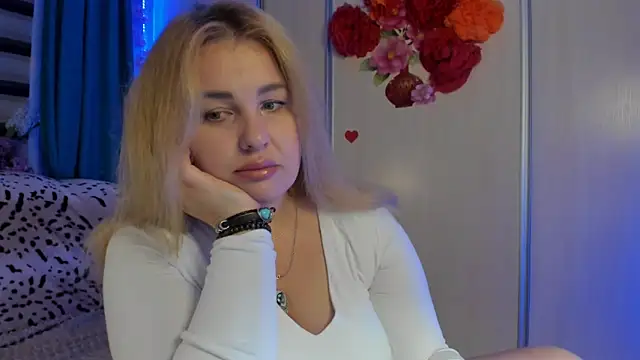 CoraSwon online show from 10-07-25, 05:58