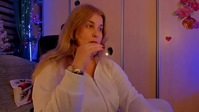 CoraSwon online show from 12-22-25, 09:15