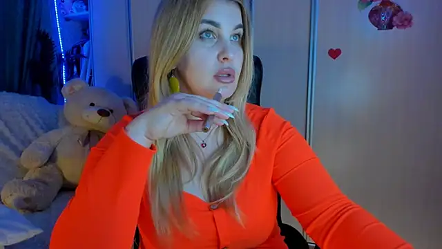 CoraSwon online show from 04-10-26, 05:42