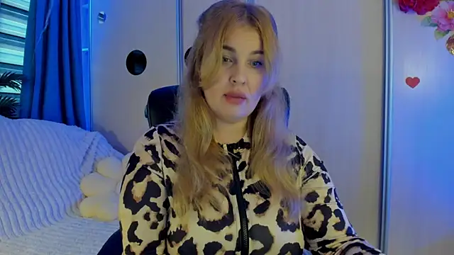 CoraSwon online show from 11-19-25, 07:08