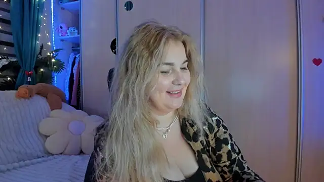 CoraSwon online show from 02-04-26, 03:07