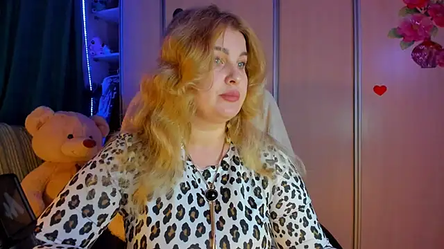 CoraSwon online show from 03-19-26, 03:01