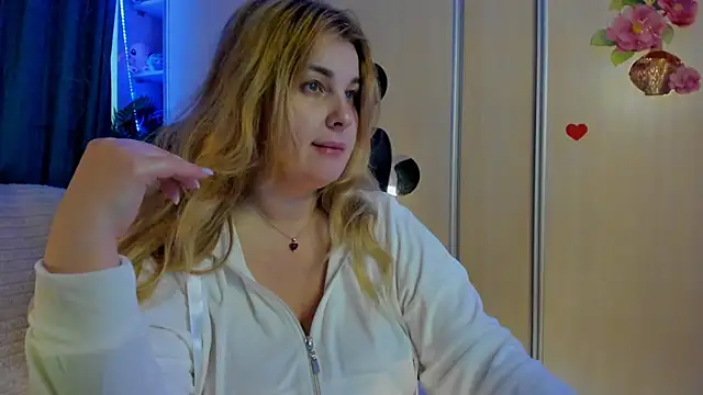 CoraSwon online show from 04-14-26, 07:24