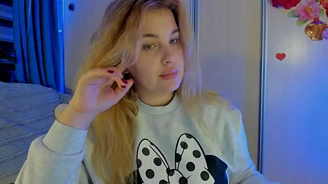 CoraSwon online show from 12-03-25, 07:13