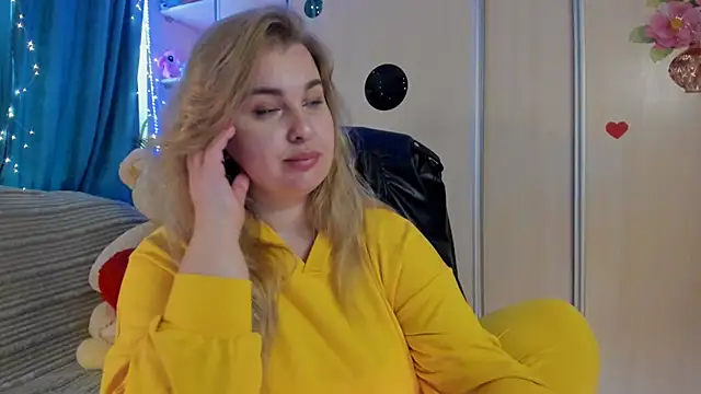 CoraSwon online show from 03-10-26, 02:32