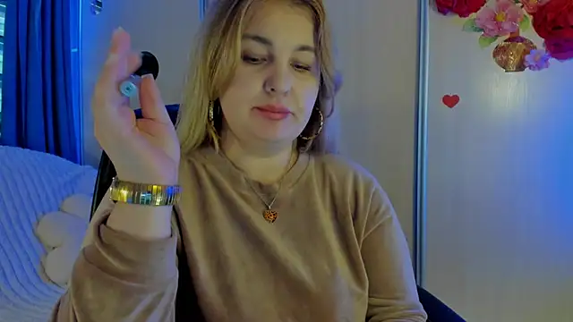 CoraSwon online show from 11-25-25, 06:14