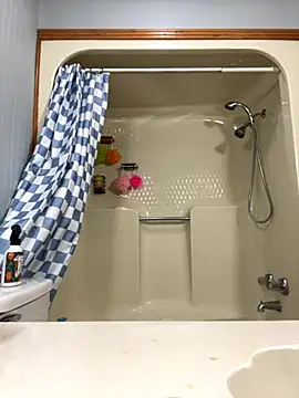 Snapshot of KLoveeee chatting on 11-18-25, 12:37 KLoveeee online show from 11-18-25, 12:37