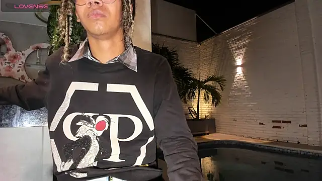 Snapshot of Maxim-Walker chatting on 12-19-25, 03:32 Maxim-Walker online show from 12-19-25, 03:32