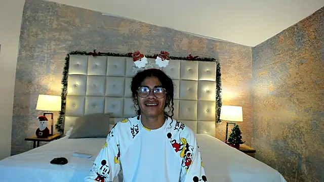 Snapshot of Maxim-Walker chatting on 12-21-25, 03:08 Maxim-Walker online show from 12-21-25, 03:08