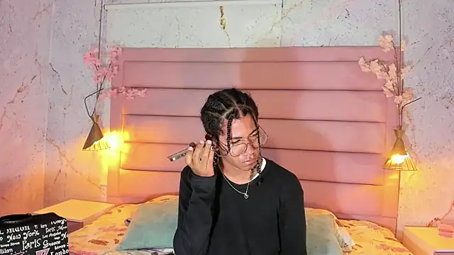 Snapshot of Maxim-Walker chatting on 10-24-25, 03:05 Maxim-Walker online show from 10-24-25, 03:05