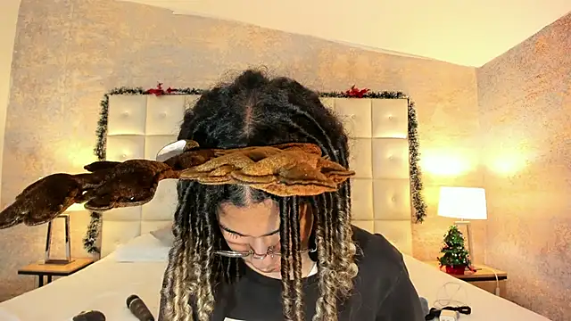 Snapshot of Maxim-Walker chatting on 12-18-25, 03:22 Maxim-Walker online show from 12-18-25, 03:22