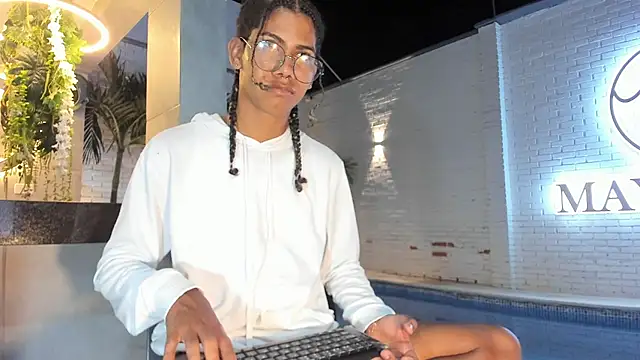 Snapshot of Maxim-Walker chatting on 11-15-25, 04:27 Maxim-Walker online show from 11-15-25, 04:27