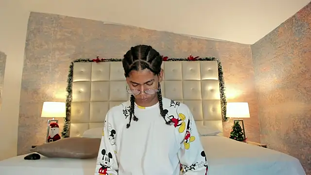 Snapshot of Maxim-Walker chatting on 01-06-26, 03:10 Maxim-Walker online show from 01-06-26, 03:10