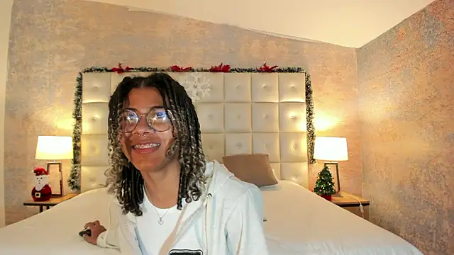 Snapshot of Maxim-Walker chatting on 01-11-26, 03:02 Maxim-Walker online show from 01-11-26, 03:02