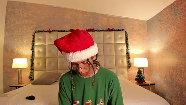 Snapshot of Maxim-Walker chatting on 12-16-25, 03:11 Maxim-Walker online show from 12-16-25, 03:11