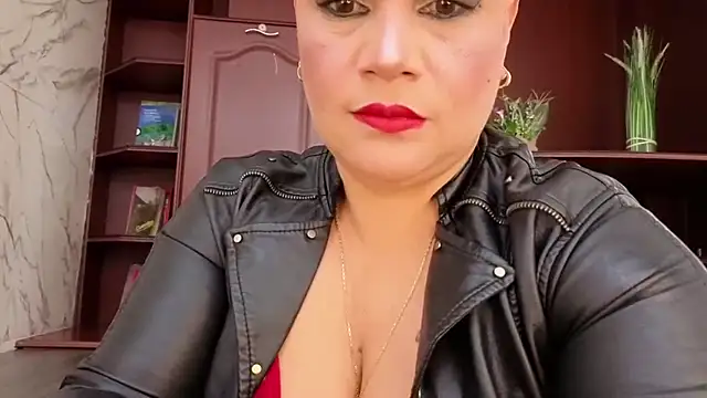 GianellaCox  online show from 11-18-25, 01:14