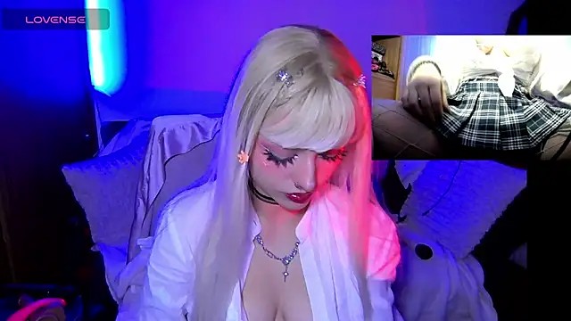 Snapshot of HollyDominic chatting on 11-06-25, 08:35 HollyDominic online show from 11-06-25, 08:35