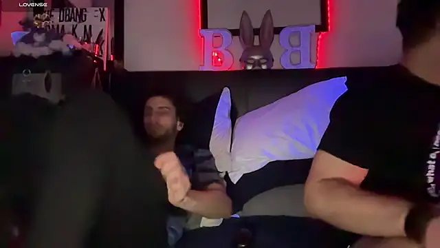 pantslesstraveler plt online show from 11-12-25, 05:11