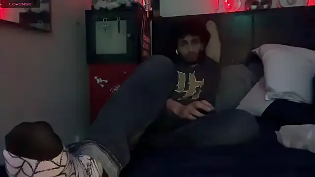 pantslesstraveler plt online show from 11-20-25, 08:59