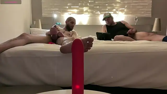 pantslesstraveler plt online show from 01-08-26, 07:47