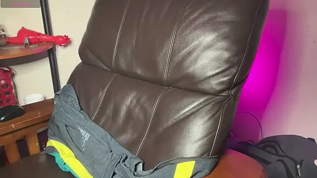 pantslesstraveler plt online show from 09-22-25, 08:31