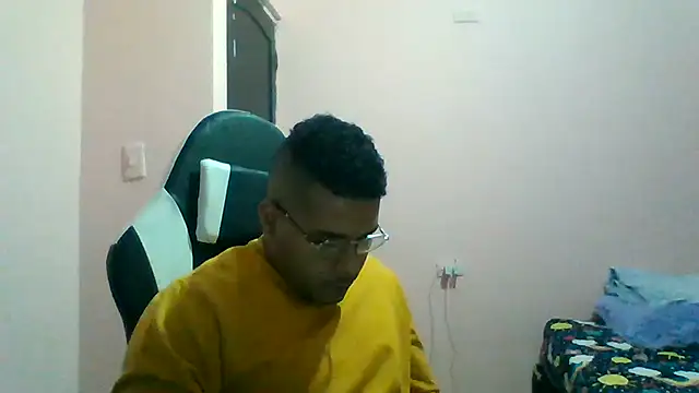 SaucyAffair0 online show from 06-25-26, 11:54