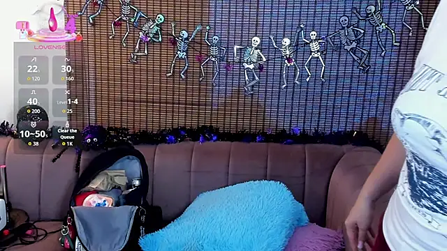 ariana cross online show from 10-12-25, 01:45