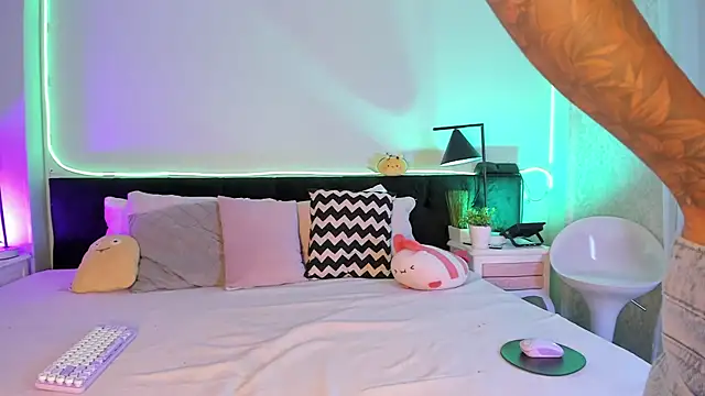 Alaia Manson online show from 03-12-26, 07:40