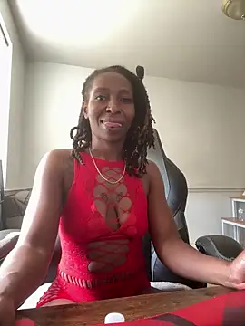 Snapshot of LeyaHoneybuns chatting on 10-06-25, 04:30 LeyaHoneybuns online show from 10-06-25, 04:30