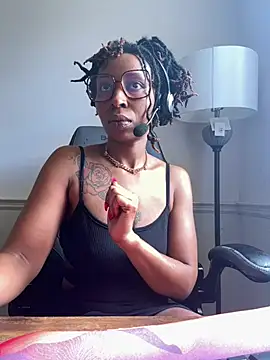 Snapshot of LeyaHoneybuns chatting on 03-17-25, 04:01 LeyaHoneybuns online show from 03-17-25, 04:01