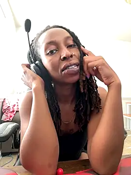 Snapshot of LeyaHoneybuns chatting on 10-27-25, 03:35 LeyaHoneybuns online show from 10-27-25, 03:35