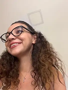 Snapshot of uniquerossie chatting on 12-23-25, 08:02 uniquerossie online show from 12-23-25, 08:02