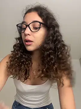 Snapshot of uniquerossie chatting on 12-15-25, 08:09 uniquerossie online show from 12-15-25, 08:09