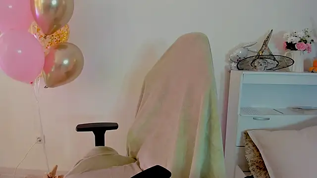 crystalnut online show from 10-18-25, 02:57