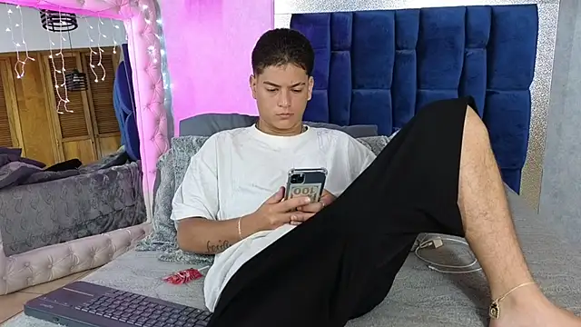 Levy Steve online show from 10-10-25, 04:35