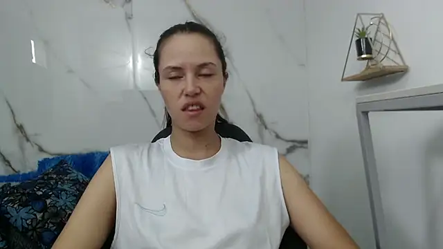 Snapshot of Lindsey8 chatting on 05-17-26, 01:44 Lindsey8 online show from 05-17-26, 01:44