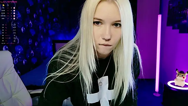 Snapshot of ShhhO_O chatting on 09-28-25, 10:33 ShhhO O online show from 09-28-25, 10:33