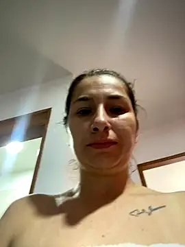 Snapshot of Iris_love18 chatting on 10-22-25, 01:21 Iris love18 online show from 10-22-25, 01:21