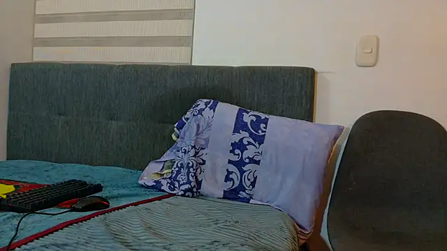 Snapshot of MarksMuscle chatting on 10-15-25, 05:28 MarksMuscle online show from 10-15-25, 05:28