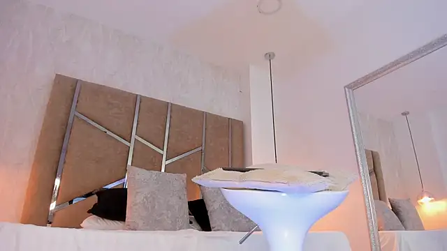 Martinaa Jones  online show from 12-18-25, 12:20