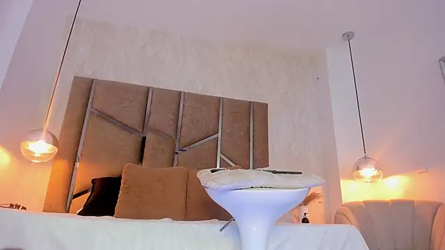 Martinaa Jones  online show from 01-12-26, 12:45