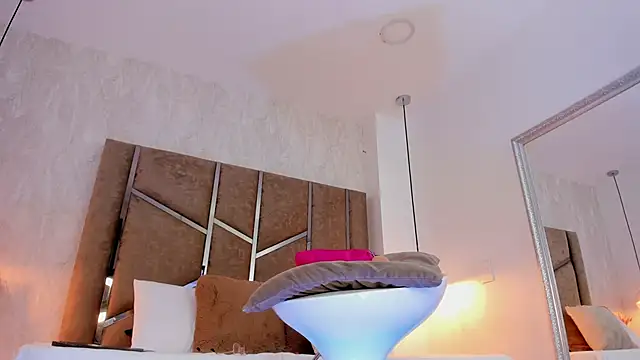 Martinaa Jones  online show from 03-11-26, 12:43